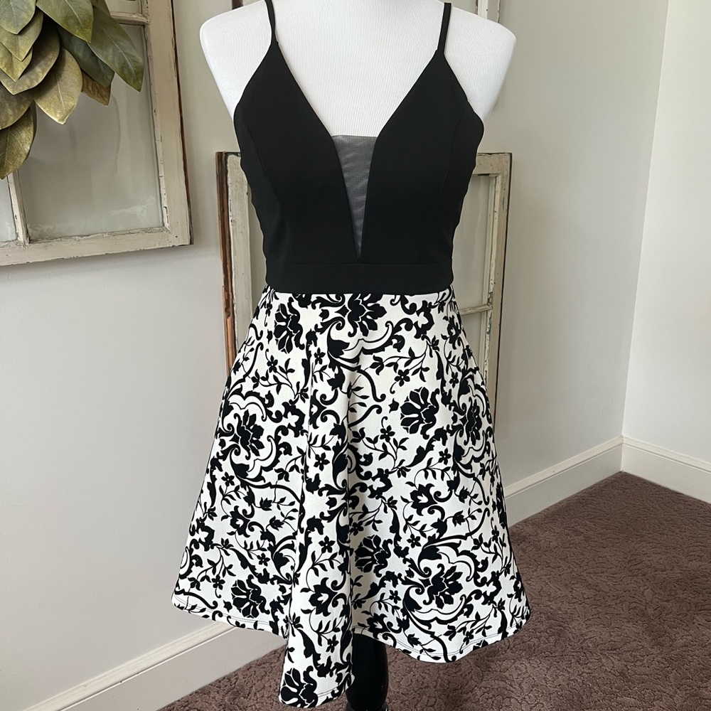 Black and white homecoming dress size 5